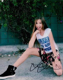 Lulu Lambros autograph