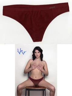 Delilah Daye autograph