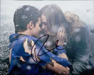 Robbie Amell autograph