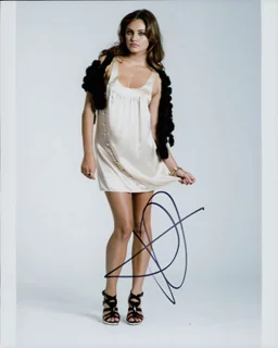 Phoebe Tonkin autograph