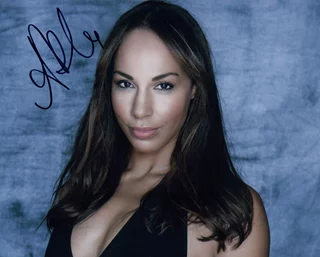 Amanda Brugel autograph