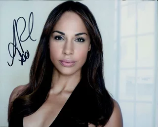 Amanda Brugel autograph