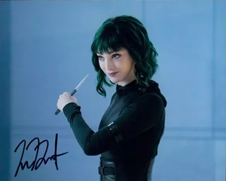 Emma Dumont autograph
