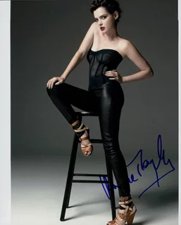 Roxane Mesquida autograph