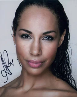 Amanda Brugel autograph