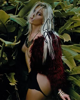 Titi Pikula autograph