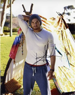 Kellan Lutz autograph