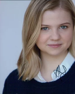 Hannah Swain autograph