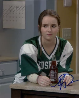 Kaitlyn Dever autograph
