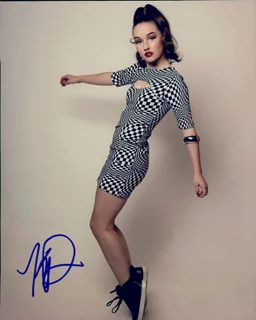 Kaitlyn Dever autograph