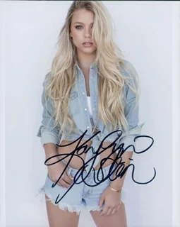 Kaylyn Slevin autograph