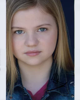 Hannah Swain autograph