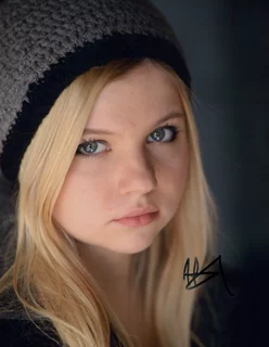 Hannah Swain autograph