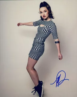 Kaitlyn Dever autograph