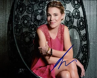 Mirrah Foulkes autograph