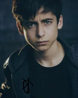Aidan Gallagher autograph