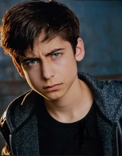 Aidan Gallagher autograph
