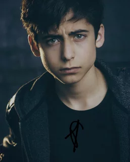 Aidan Gallagher autograph