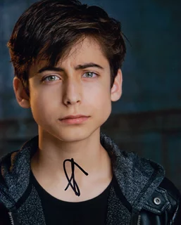 Aidan Gallagher autograph