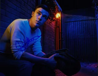 Finn Wittrock autograph