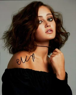 Ella Purnell autograph