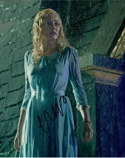 Ella Purnell autograph