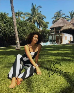 Marielle Scott autograph