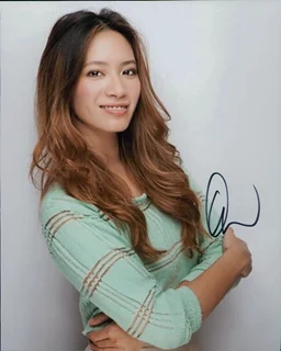 Chantal Thuy autograph