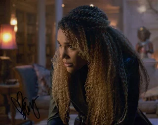 Emmy Raver-Lampman autograph