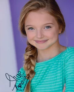 Shae Smolik autograph