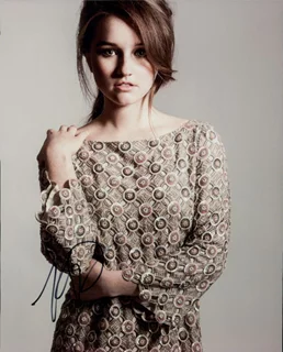 Kaitlyn Dever autograph