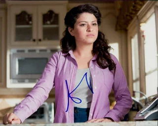 Alia Shawkat autograph