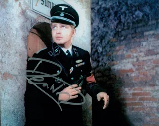 Derren Nesbitt autograph