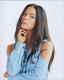 Caitlin Carver autograph