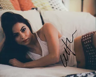 Caitlin Carver autograph
