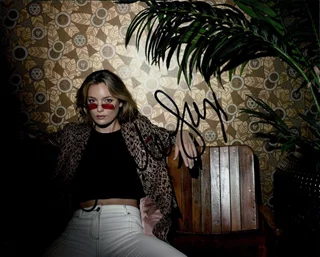 Leila George autograph