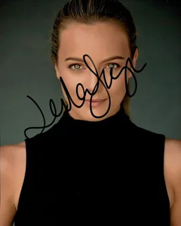 Leila George autograph