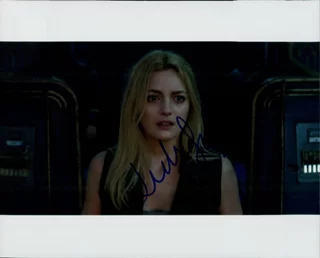 Leila George autograph