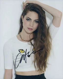 Caitlin Carver autograph