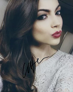 Caitlin Carver autograph