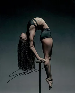 Sofie Dossi autograph