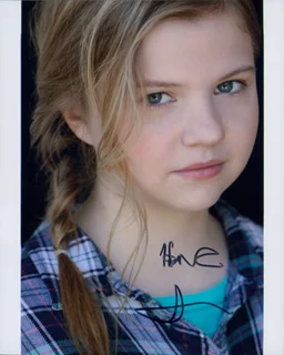Hannah Swain autograph