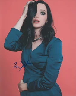Emma Dumont autograph