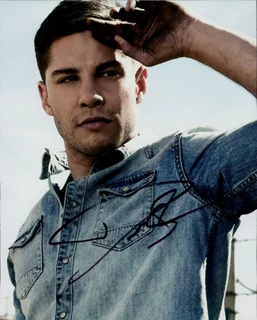 Dean Geyer autograph