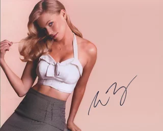 Elizabeth Banks autograph