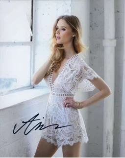 Aria Sirvaitis autograph