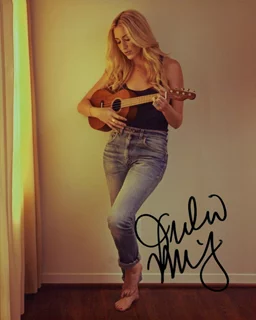 Julie Mintz autograph