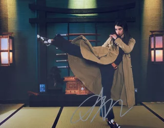 Amber Midthunder autograph