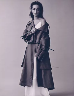 Hannah John-Kamen autograph