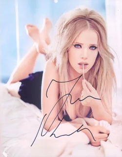 Joanna Kulig autograph